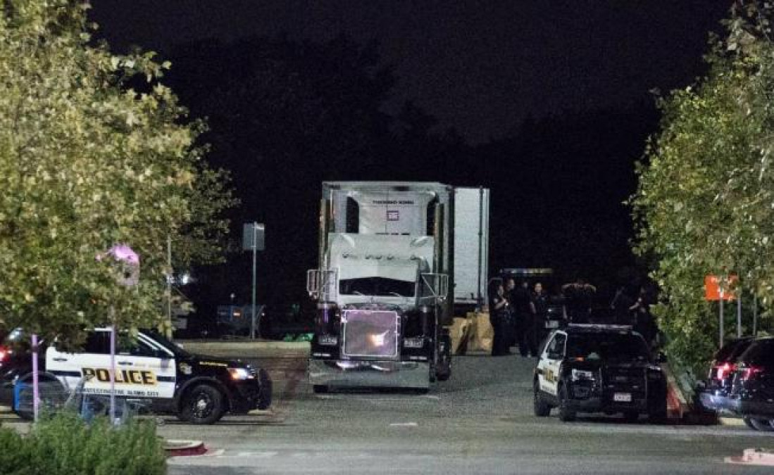 Encuentran a migrantes atrapados en camión, hay 8 muertos