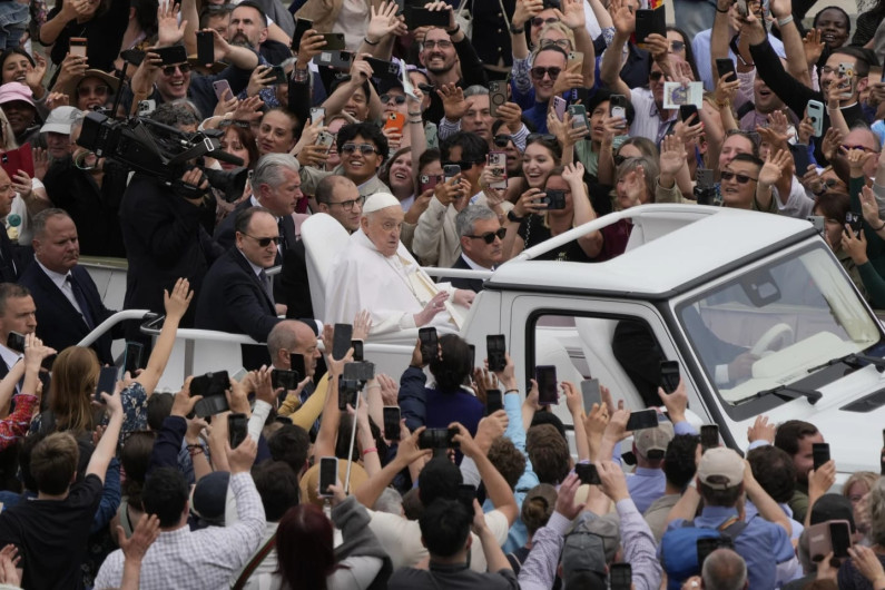 Papa Francisco emerge de su convalecencia en Pascua y pasea en papamóvil entre la multitud