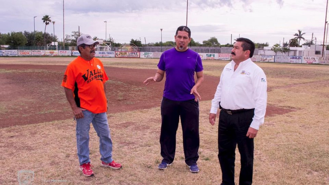 Apoyan mantenimiento de parque de beisbol