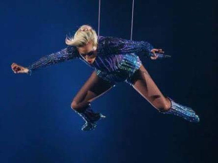 Lady Gaga entra por los aires al Súper Bowl