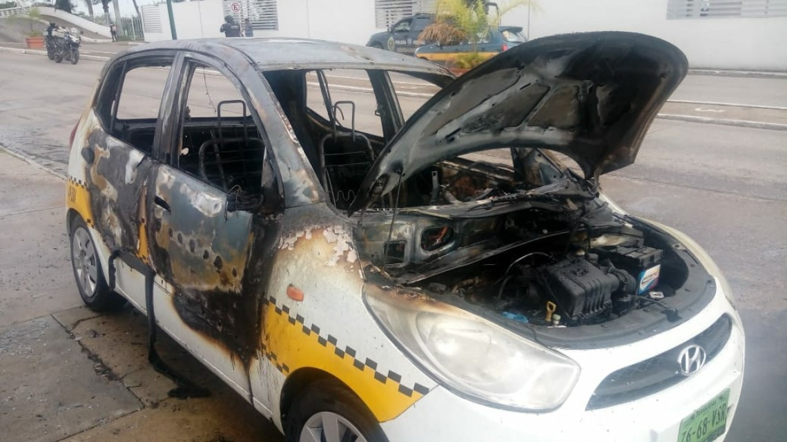 Taxi es consumido por el fuego 