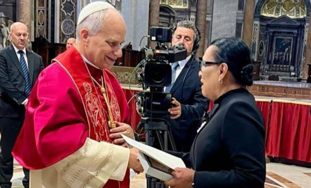 Papa León XIV recibe carta de invitación a México; pontífice envía bendiciones a México y a Sheinbaum