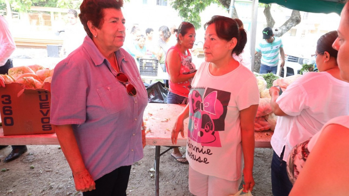 Beneficia Ayuntamiento a cientos de familias con venta de abarrotes a bajo costo