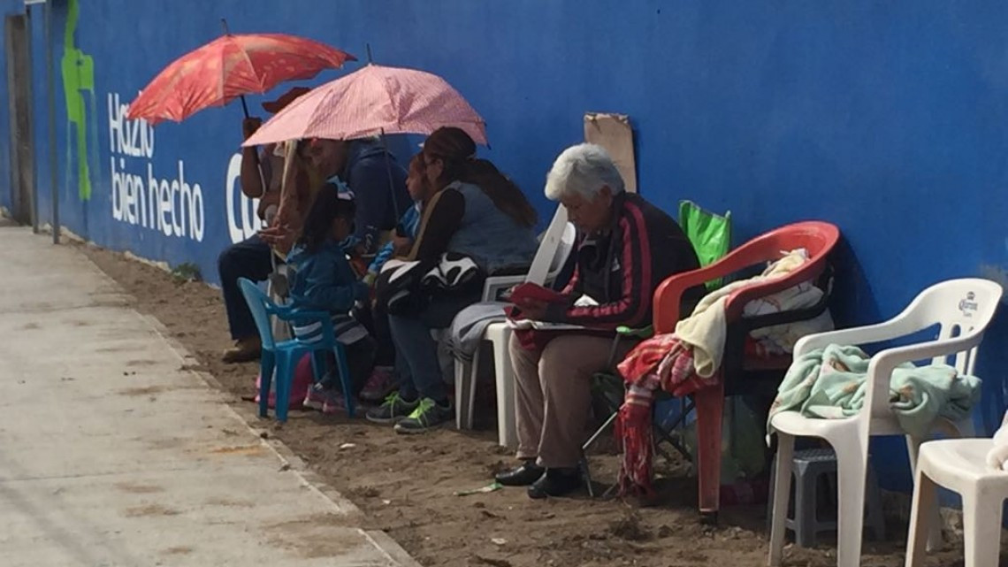 Padres de familia hacen fila para inscribir a sus hijos