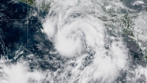 Huracán “Erick” se degrada a categoría 1; continúa su avance por el Pacífico mexicano