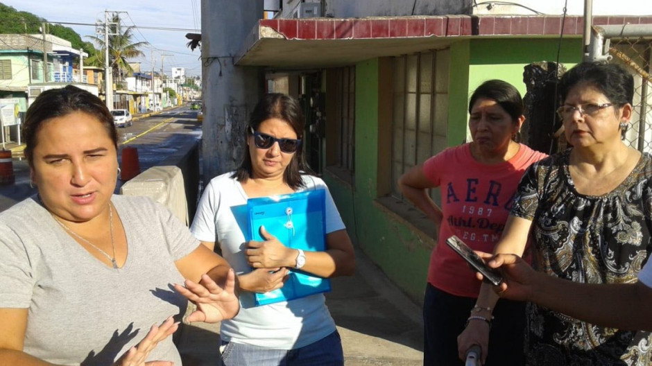 Constructora del puente en calle Estrella tapan cocheras a 6 familias