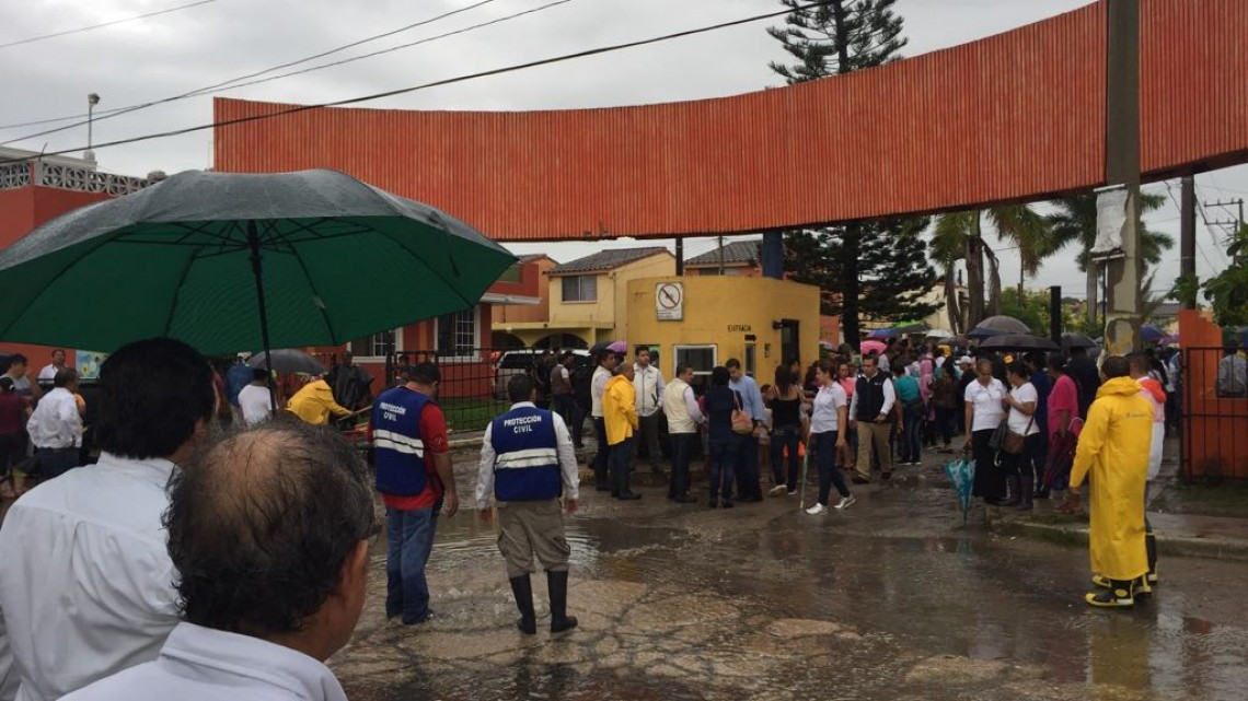Gobernador visita zona afectada por inundación