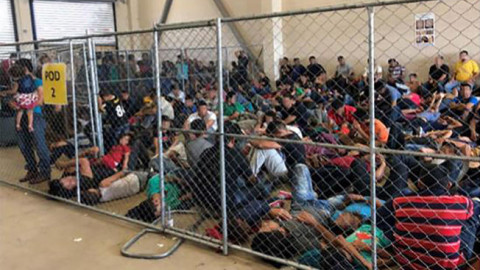 Sobrecupo en centros de detención de migrantes en Texas