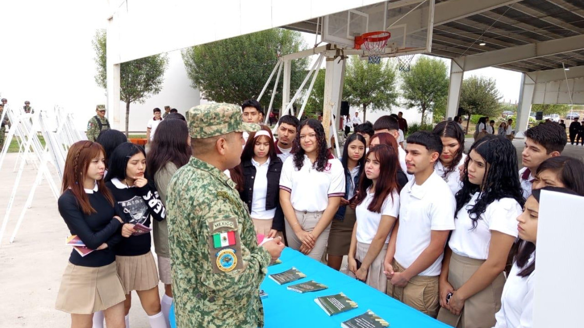 Ejército realiza jornada informativa con estudiantes de preparatoria