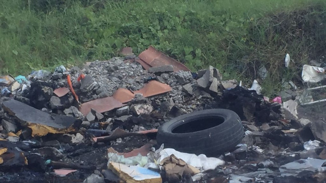 Desechos urbanos en canales pluviales amenazan el patrimonio de cientos de familias