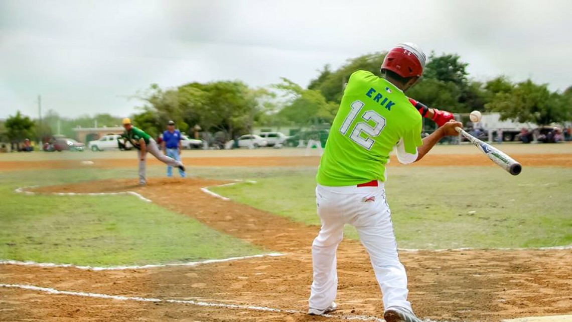 Asiste alcaldesa a inauguración a campo de béisbol
