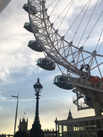  Quedan atrapados en rueda de Londres