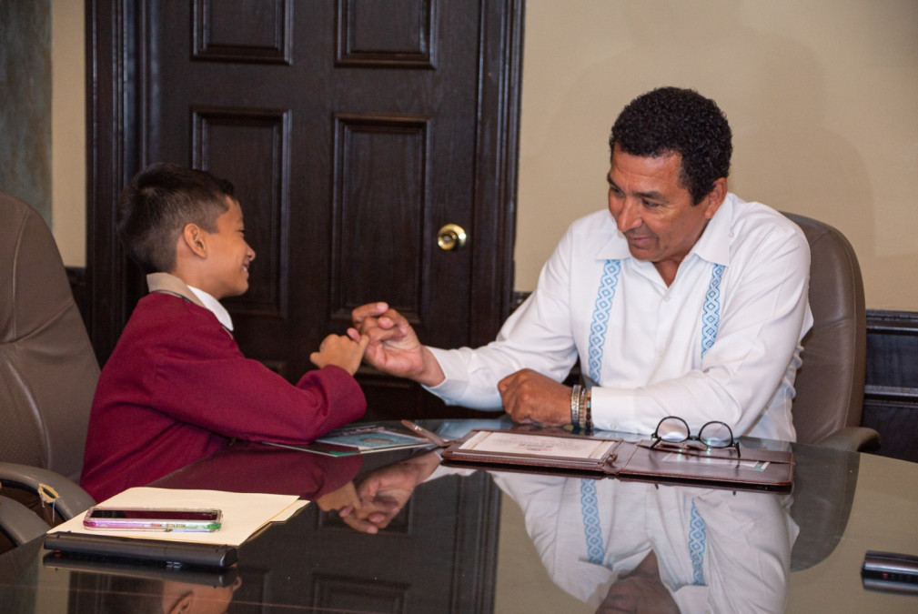 Felicita Alcalde Mario López a Jonathan Alonso, por representar a niñas y niños en parlamento infantil