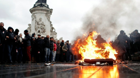 Surgen ahora los “chalecos rojos” en Túnez