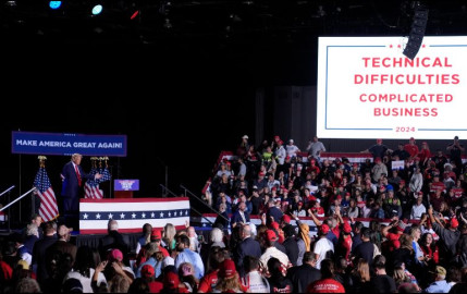 Falla en micrófono interrumpe mitin de Trump por casi 20 minutos
