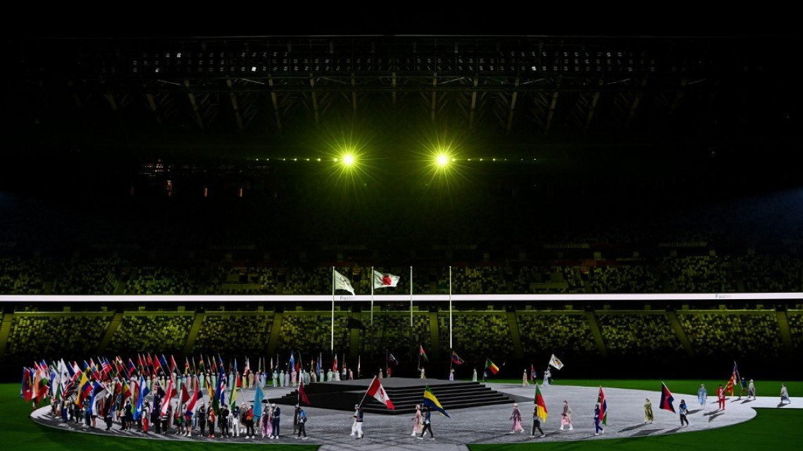 Se apaga la llama olímpica en Tokio; pasan estafeta a París 