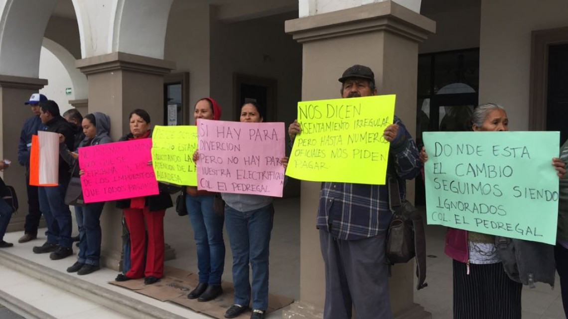 Exigen electrificación, protestan frente a la presidencia de Altamira.