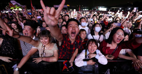 Participan miles de personas en festival en Wuhan