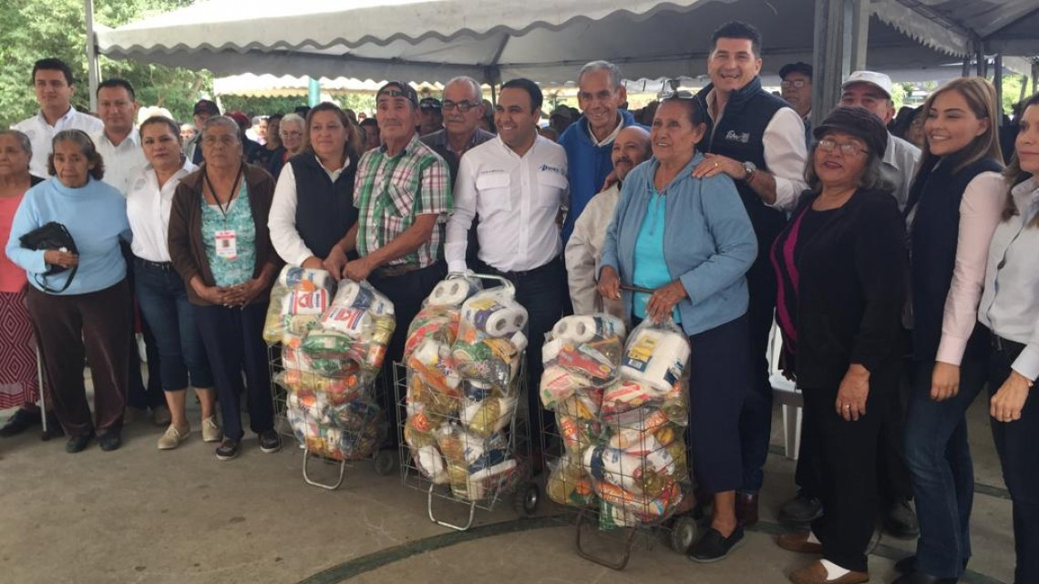 Entregan despensas a adultos mayores en Altamira