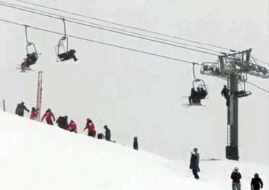 Rescate de esquiador que queda colgado en aerosilla