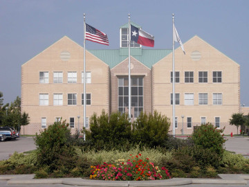 Cierran Universidad de Houston por ataque de hombre con arma blanca