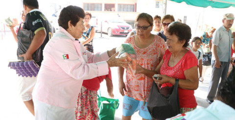 Apoyan a familias con abarrotes y útiles escolares a bajo costo