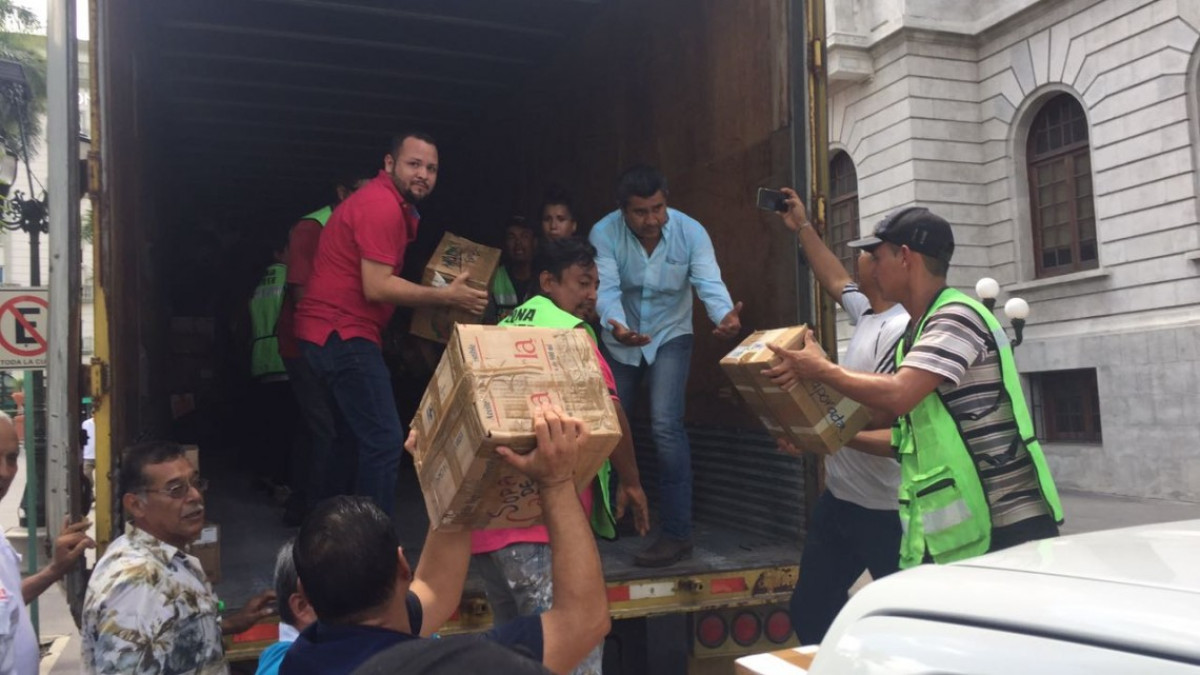 Sale tráiler con 20 toneladas de ayuda humanitaria a Oaxaca