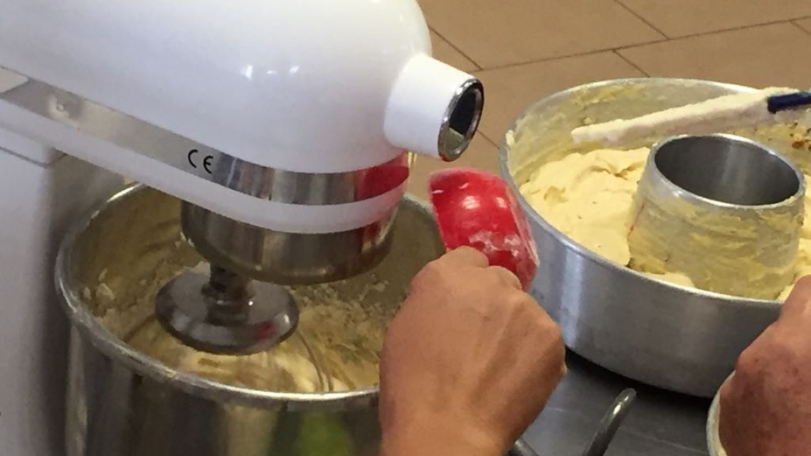 Alcaldesa da curso de repostería a mujeres emprendedoras