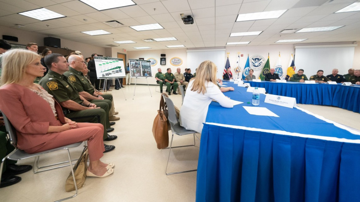 Mike Pence visita McAllen, Texas para atender crisis migratoria