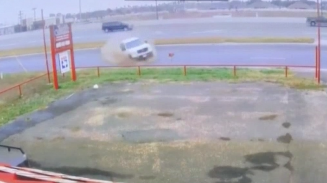 Conductora pierde control de su vehículo en Harlingen