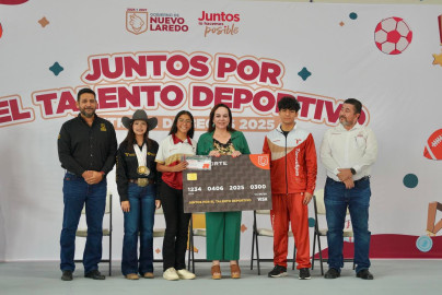Entrega Carmen Lilia Canturosas beca deportiva a 300 atletas de Nuevo Laredo