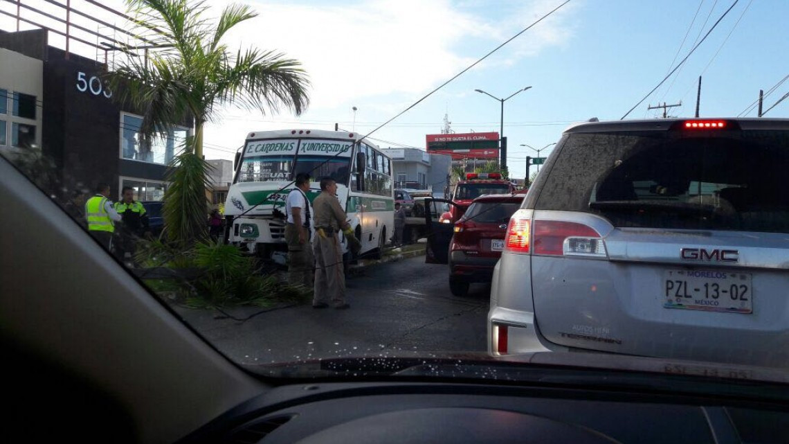 Microbús se queda sin frenos e impacta 4 automóviles