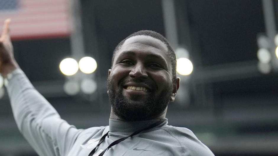 Los Giants firman a Roy Mbaeteka