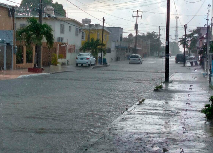 Lluvias afectan calles de Madero