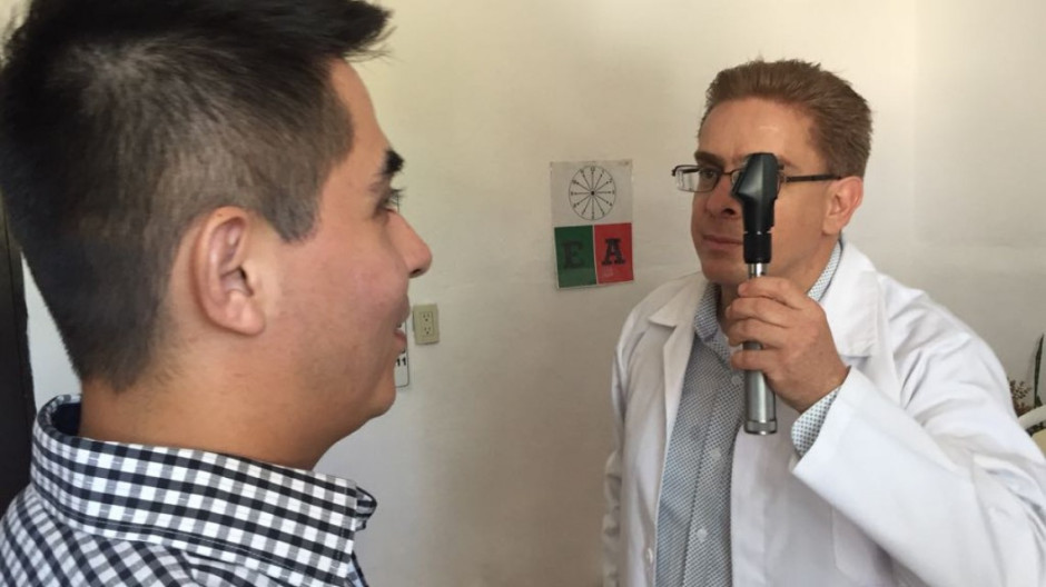 Uso excesivo de dispositivos móviles afectan la salud visual de la población