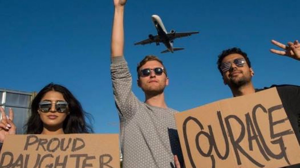 "El chivo Lubezki" documenta protestas en Aeropuerto Internacional de Los Ángeles