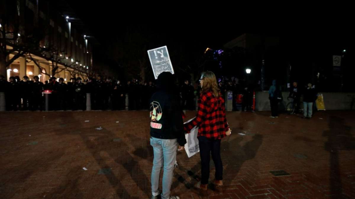 Amenaza Trump con cortar finaciamiento a Universidad de Berkeley