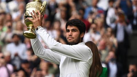 Carlos Alcaraz gana su primer Wimbledon al derrotar a Novak Djokovic