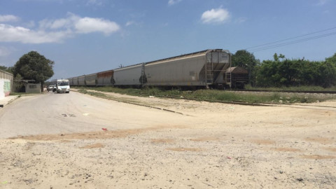 Amenazan con bloquear cruce de ferrocarril si se cierra el acceso