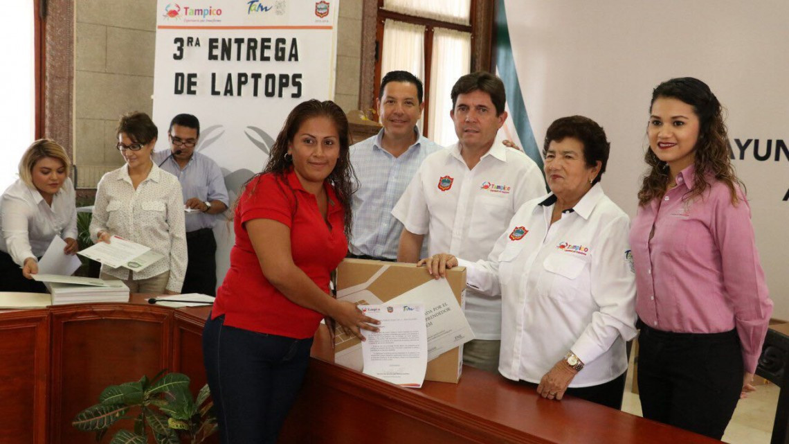 Microempresarios locales reciben laptops por parte del Ayuntamiento 