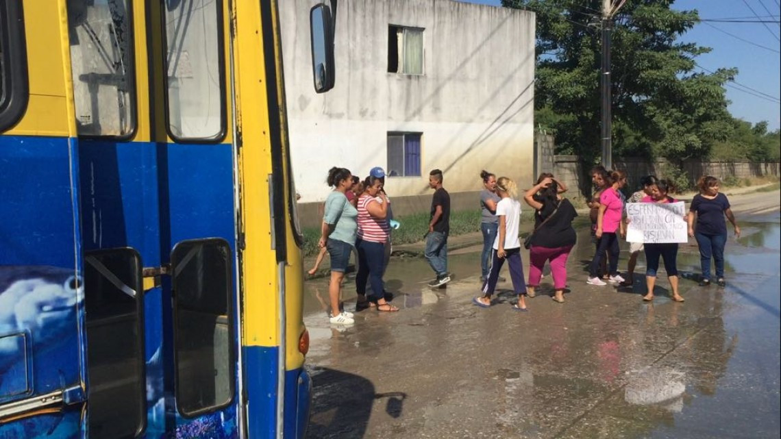 Exigen colonos solución a problema de aguas negras