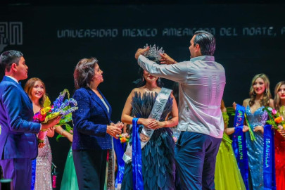 Coronó Carlos Peña Ortiz a Reina Universitaria en Reynosa