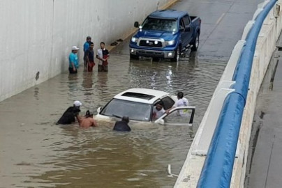 Se salvan de morir ahogados en 3 vehículos en el Paso a Desnivel Anáhuac
