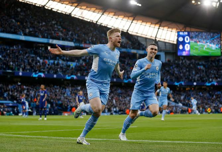 En feria de goles, Manchester City se va con ventaja del Etihad