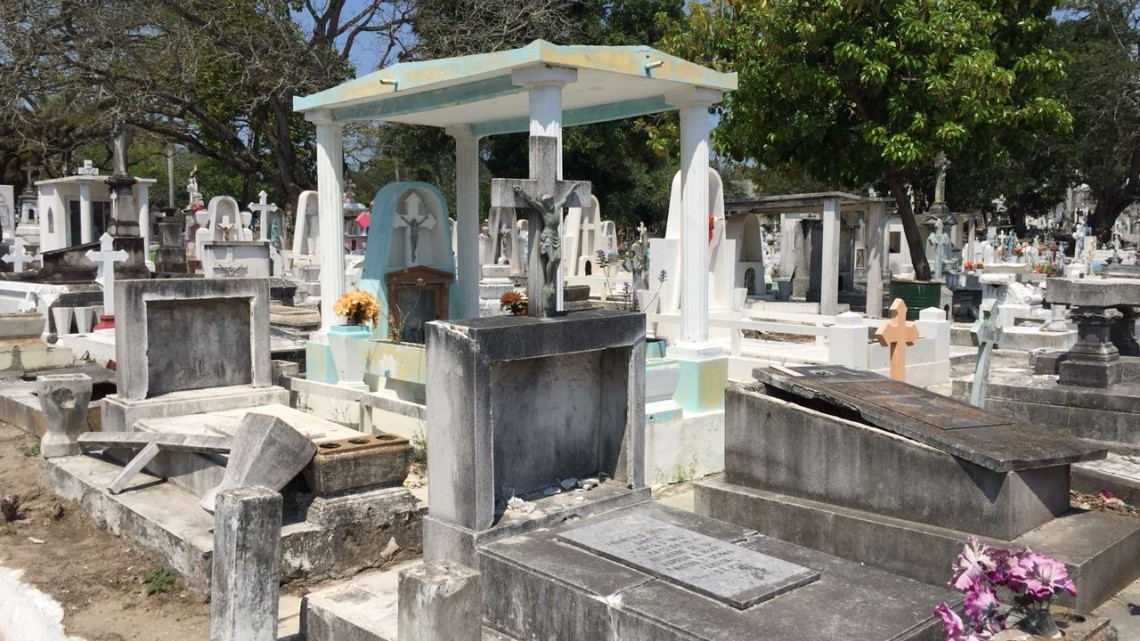 Fumigan panteones para evitar proliferación de moscos