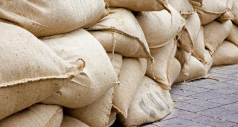 Habilitan bolsas de arena en la isla del Padre