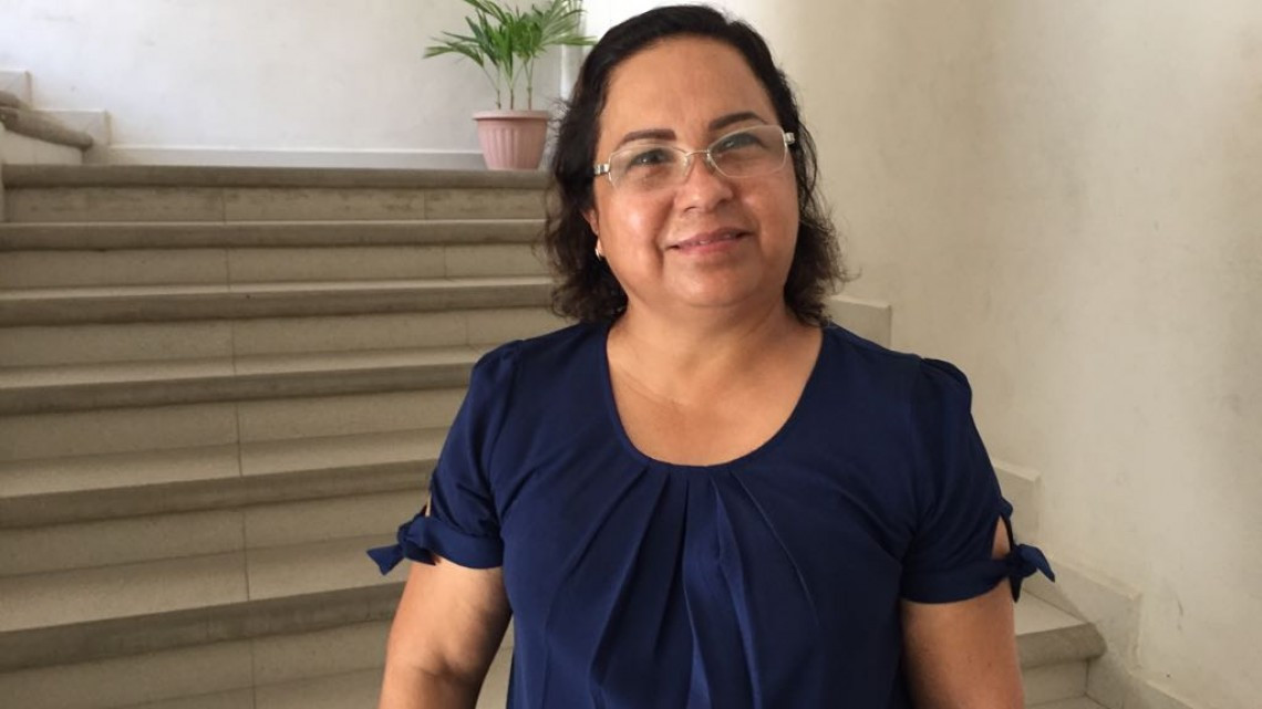 Funcionarios municipales atentos durante proceso de campañas