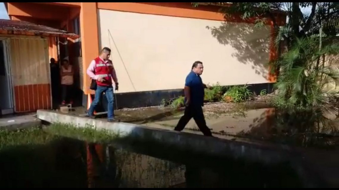 Brotan aguas negras en primaria