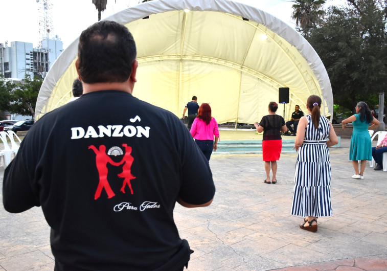 Ofrece Gobierno de Carlos Peña Ortiz clases gratuitas de danzón en la plaza Treviño Zapata