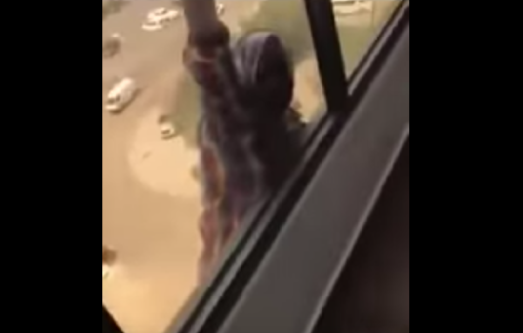 Patrona graba a empleada mientras está a punto de caer